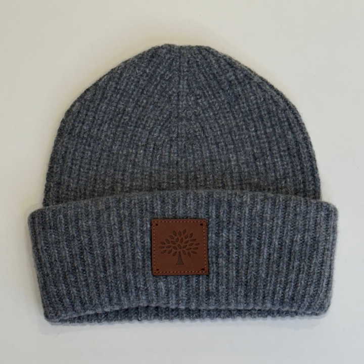 Mulberry Solid Wool Beanie Light Grey ses forfra i ribstrikket uld med brun læderdetalje, Model VH4162163C914.