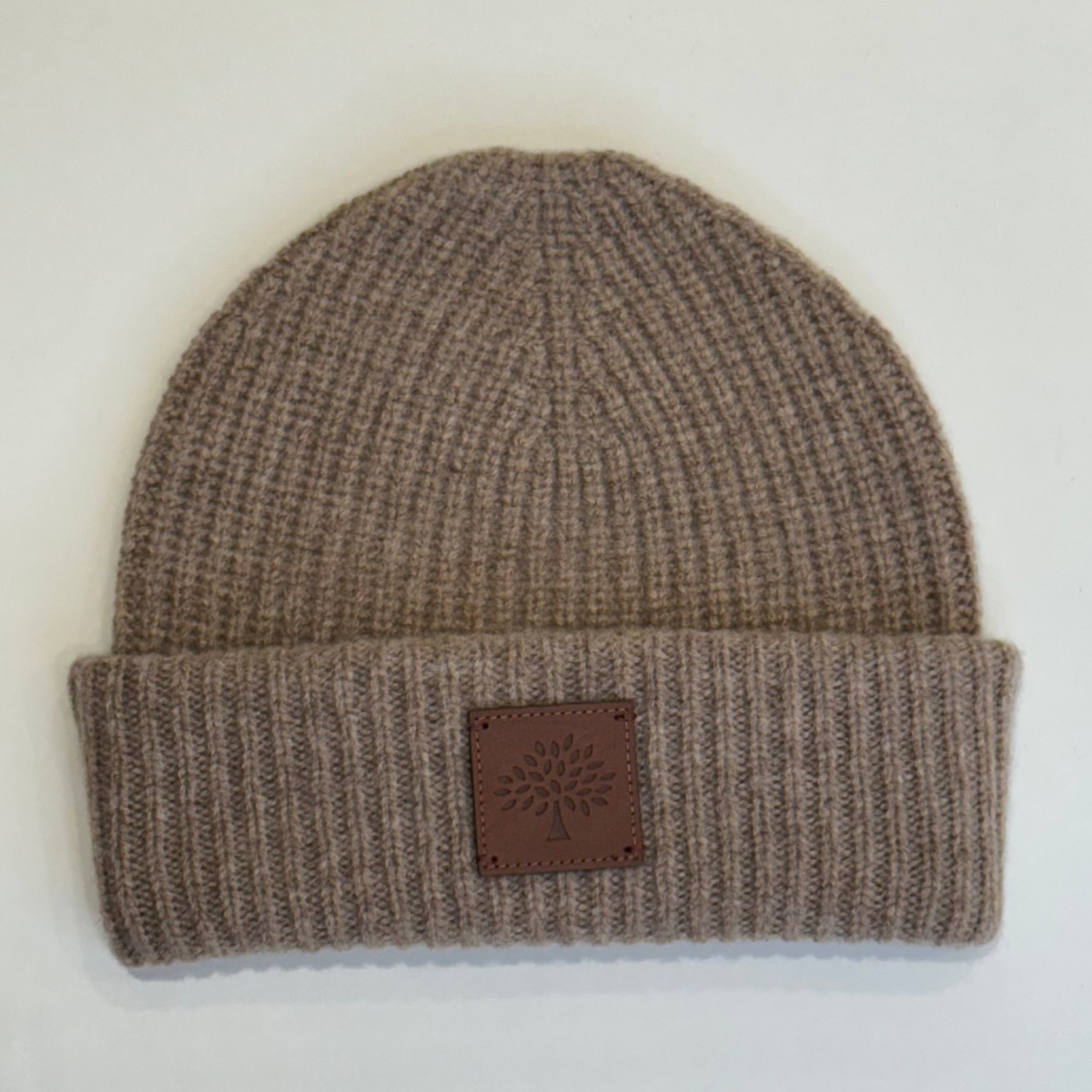 Mulberry Solid Wool Beanie viser en ribstrikket brun uldhue med læderlogo patch, Model VH4162163E631.