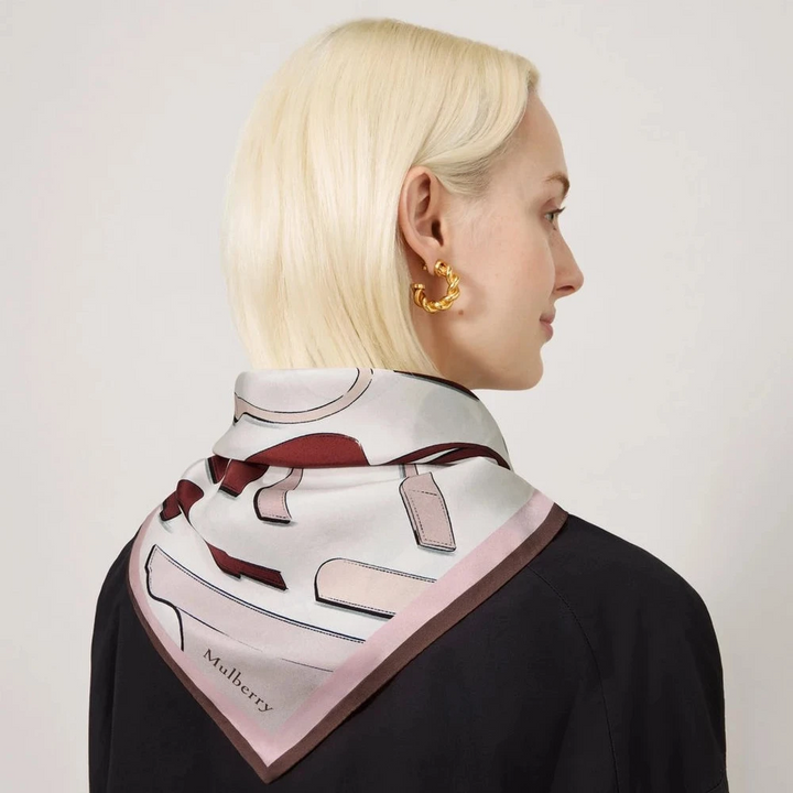 Mulberry Square Scarf Bayswater Workshop Blossom Pink Silk Twill foldet om halsen på kvinde, Model VS4864143J002