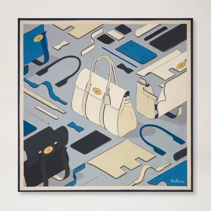 Mulberry Square Scarf Bayswater Workshop Light Grey Silk Twill viser silkeskal med illustreret taskemotiv på grå og blå baggrund. Model vs4864143d100