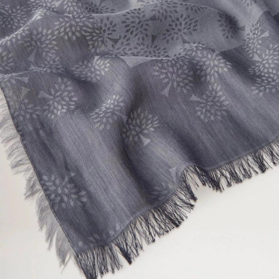 Mulberry Tamara Square Charcoal 140cm tørklæde i mørkegrå med frynser og diskret træmønster. Model VS4637705C110