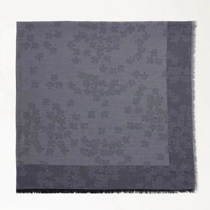 Mulberry Tamara Square Charcoal 140cm tørklæde med diskret mønster i grå nuancer. Model VS4637705C110.