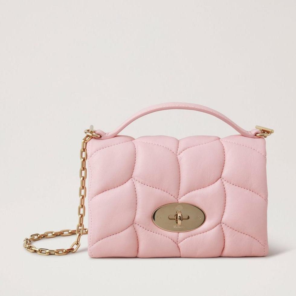 Mulberry Tiny Softie Nappa Powder Rose viser en lyserød quiltet taske med kæderem og metalspænde, Model RL7453/530J999.