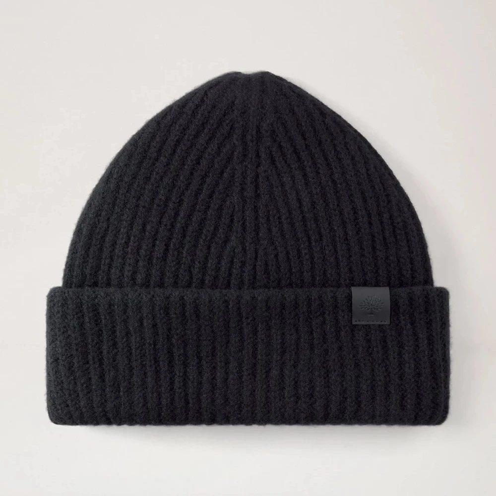 Mulberry Tree Chunky Wool Beanie Black viser en sort, ribstrikket hue i uld med et diskret sort mærke foran. Model vh4157153a100.