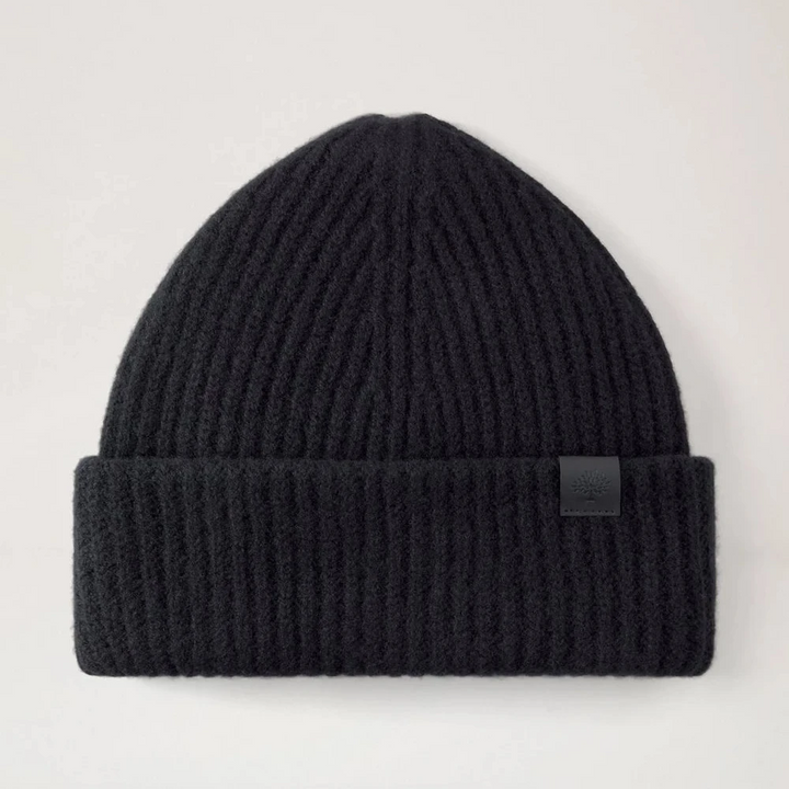 Mulberry Tree Chunky Wool Beanie Black viser en sort, ribstrikket hue i uld med et diskret sort mærke foran. Model vh4157153a100.