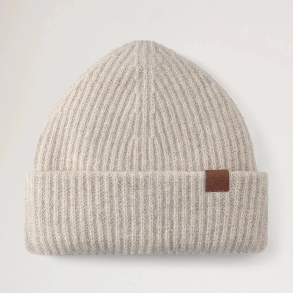 Mulberry Tree Chunky Wool Beanie Oat viser en ribstrikket beige hue i uld med brun detalje. Model vh4157153h660
