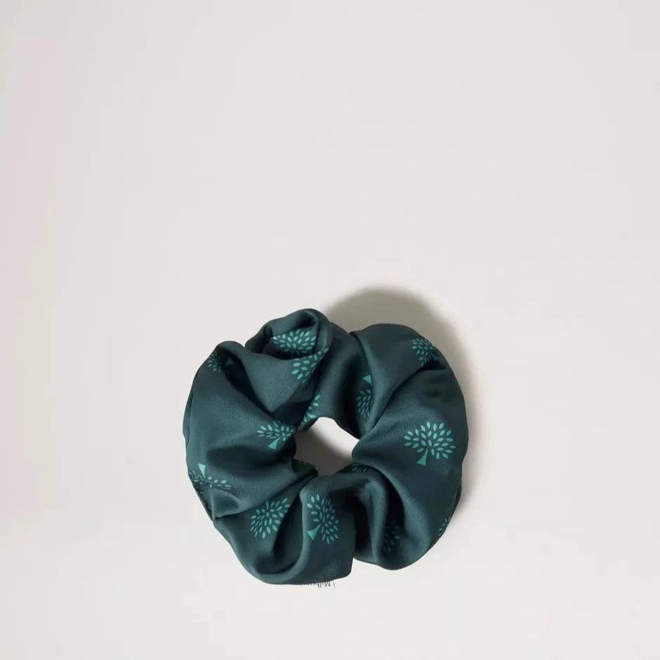 Mulberry Tree Hair Scruncie i mulberry green med satinlook og mørkegrønt træmotiv. Model VA0009948Q633-1
