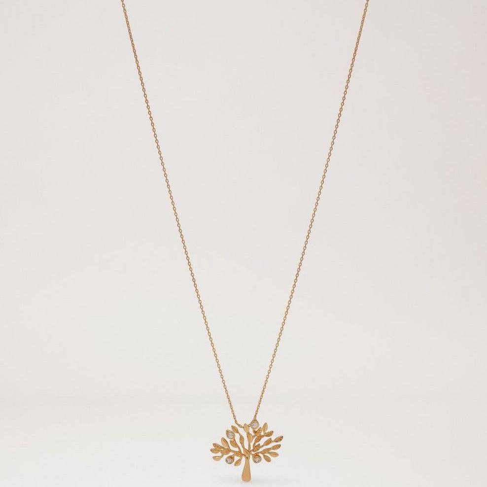 Mulberry Tree Necklace brass halskæde med træ vedhæng i gylden messing på lys baggrund Model qn2258000n637