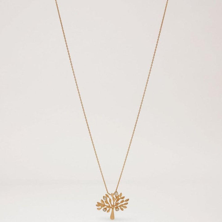 Mulberry Tree Necklace brass halskæde med træ vedhæng i gylden messing på lys baggrund Model qn2258000n637