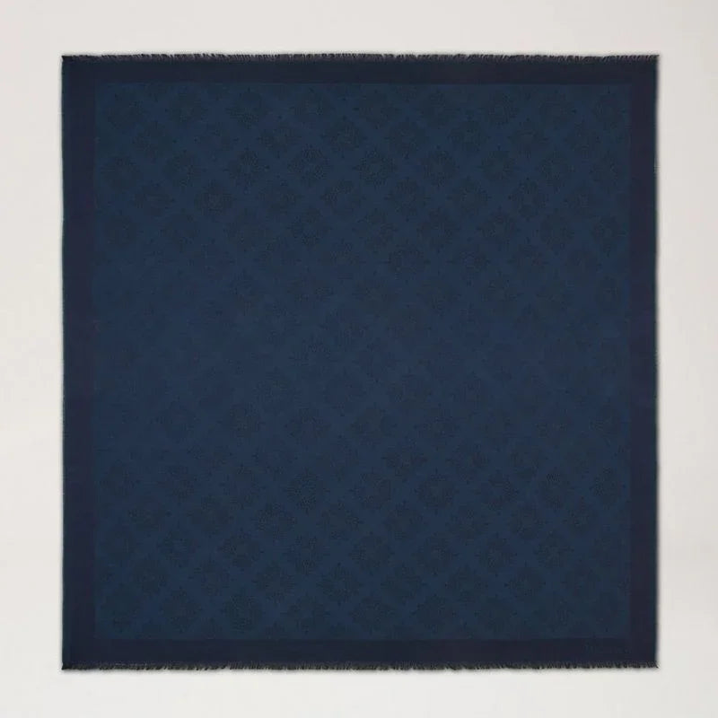 Mulberry Tree Square Night Sky Cotton Silk Blend tørklæde i mørkeblå med diskret mønster, Model VS4639709U888