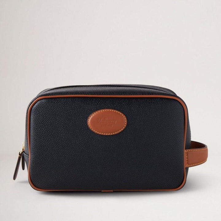 Mulberry Wash Case Eco Scotchgrain Black/Cognac set fra fronten, sort tekstureret look med brune læderdetaljer. Model RL7430127A340.