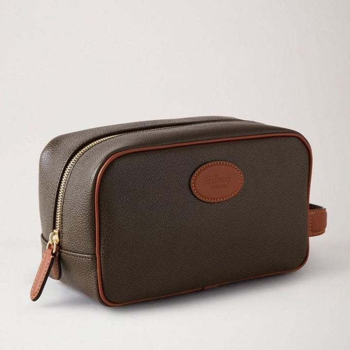 Mulberry Wash Case Eco Scotchgrain Molecognac viser brun toilettaske i tekstureret materiale med læderdetaljer, Model RL7430127Q330.