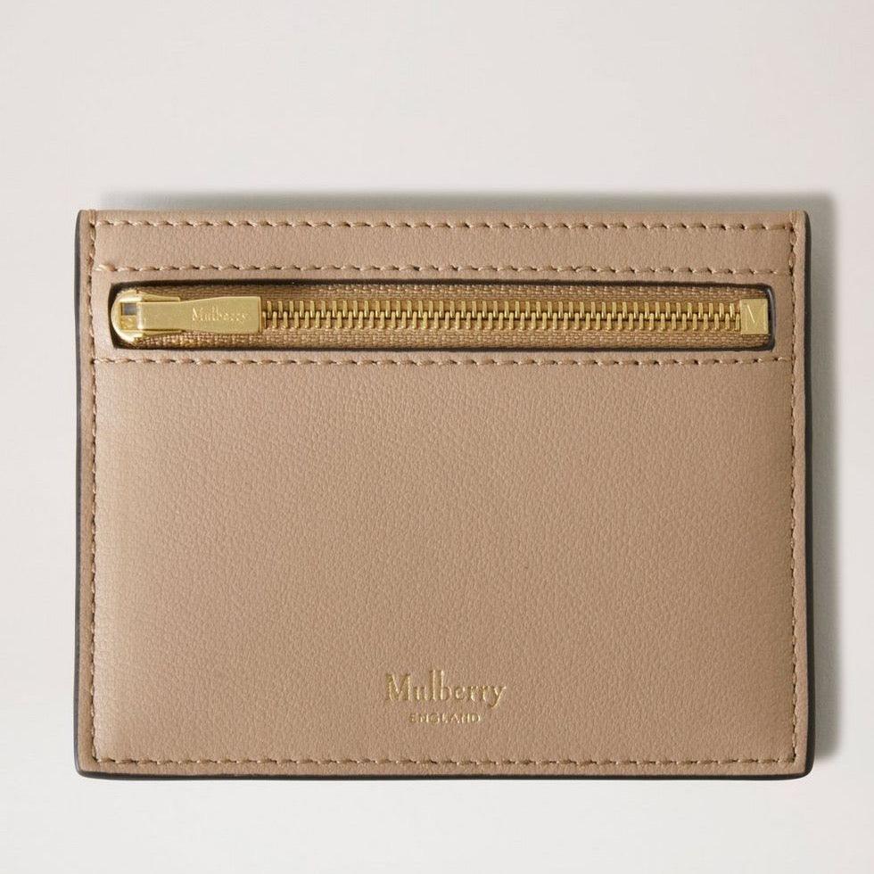 Mulberry Zipped Credit Card Slip i lyst læder med gylden lynlås, set forfra. Model RL7840587E631
