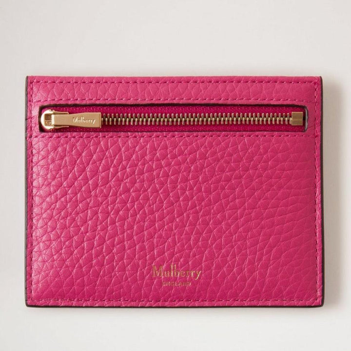 Mulberry Zipped Credit Card Slip i pink læder med gylden lynlås, set forfra. Model RL6765736J191