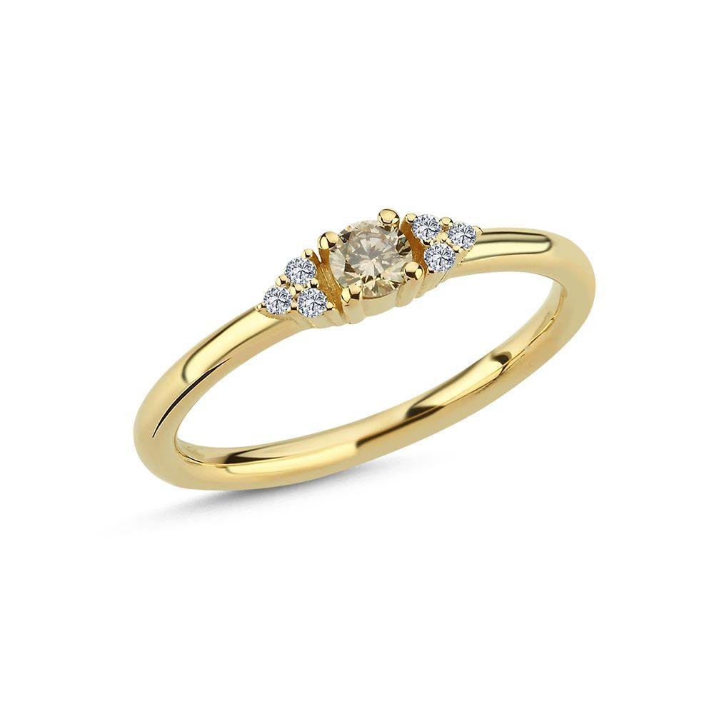 nuran-14kt-champagne-diamant-ring viser en elegant guldring med en central champagnefarvet diamant og klare sidesten. Model A3080CH-A3080CH-021RG-001