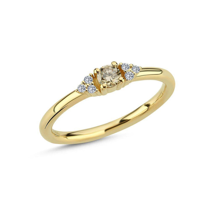 nuran-14kt-champagne-diamant-ring viser en elegant guldring med en central champagnefarvet diamant og klare sidesten. Model A3080CH-A3080CH-021RG-001