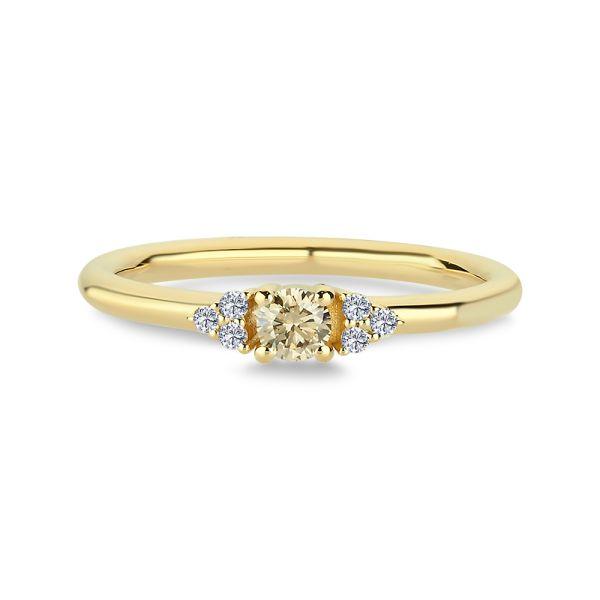 nuran-14kt-champagne-diamant-ring med central champagnefarvet diamant og små klare diamanter på slank guldring. Model a3080ch-a3080ch-021rg-001