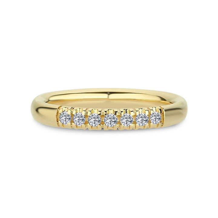 Nuran 14kt Champagne Diamant Ring viser en elegant guldring med syv klare diamanter i række. Model a3088-014rg-001.