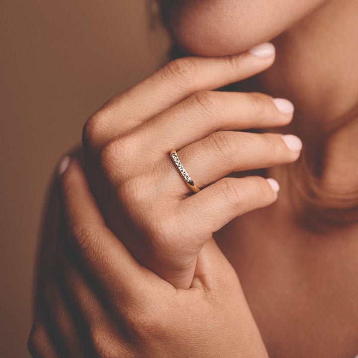 Nuran 14kt Champagne Diamant Ring bæres på hånd, elegant design i guld med funklende diamanter. Model a3088-014rg-001