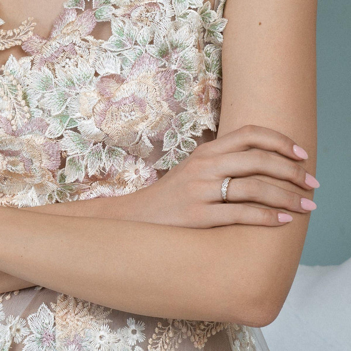 Nuran 14kt Duchess Ring 0.57ct W SI A2450-057-RG-001 vises på hånd med sart lyserød manicure, Model A2450-057-RG-001.