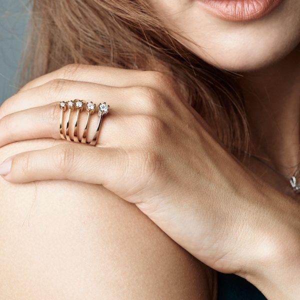 nuran-14kt-star-diamant-ring-med-0-03ct-w-si-l1964-003rg-001 vist på hånd, elegant guld ring med brillant. Model L1964-003RG-001