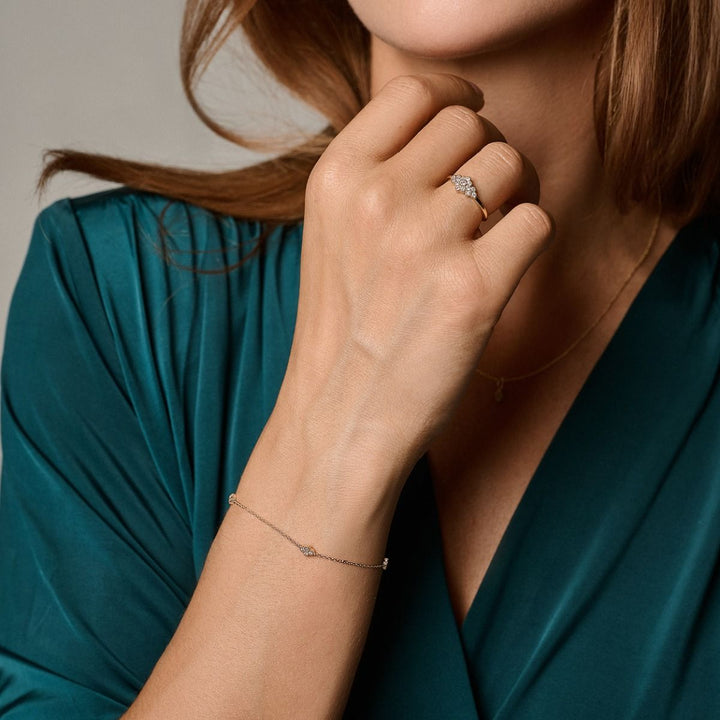 Nuran Athene 14kt armbånd 0.12ct W/SI vises på kvindes hånd, elegant og diskret smykkestil. Model b2560-012rg-2.