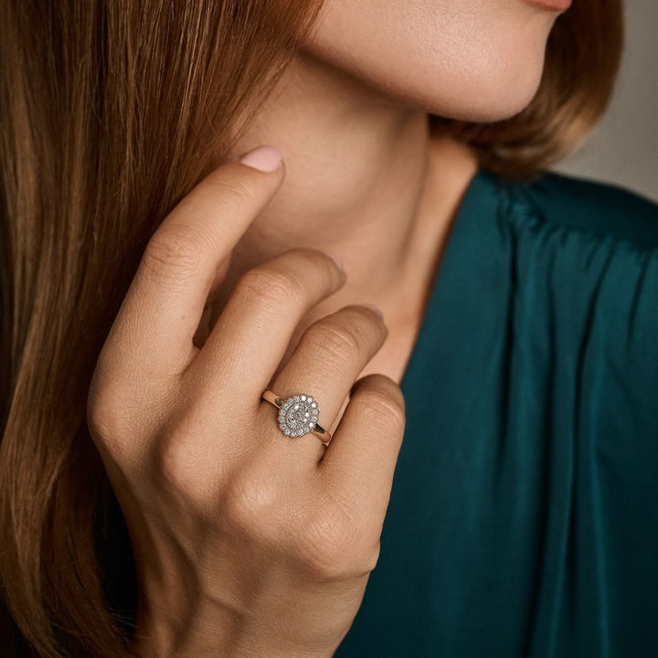 Nuran Athene 14kt ring 0.38ct W/SI bæres på kvindehånd, flot detalje af guld og diamanter. Model a2561-038rg-001.