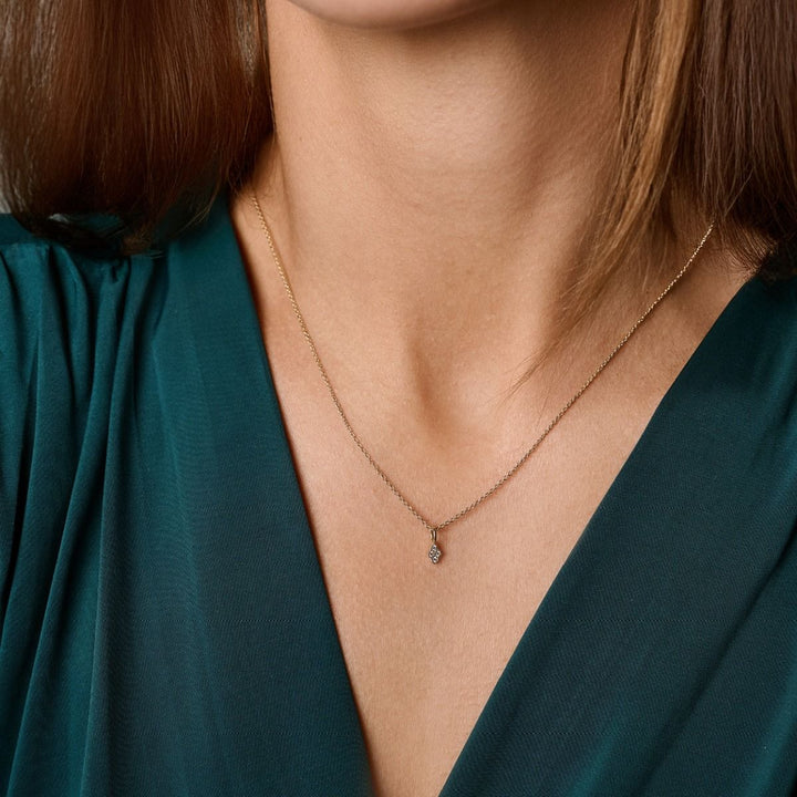 Nuran Athene 14kt Vedhæng 0.04ct W/SI vises tæt på halsen på en kvinde, elegant i guld med diamant. Model v2560-004rg-2