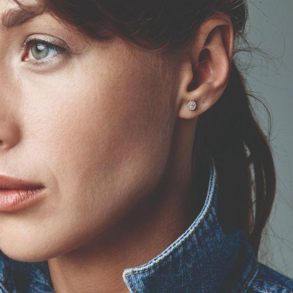 Nuran Cordelia Diamant ørestikker i 14kt guld ses på kvinde, rund model med diskret glimt, Model o2136-022rg-2.