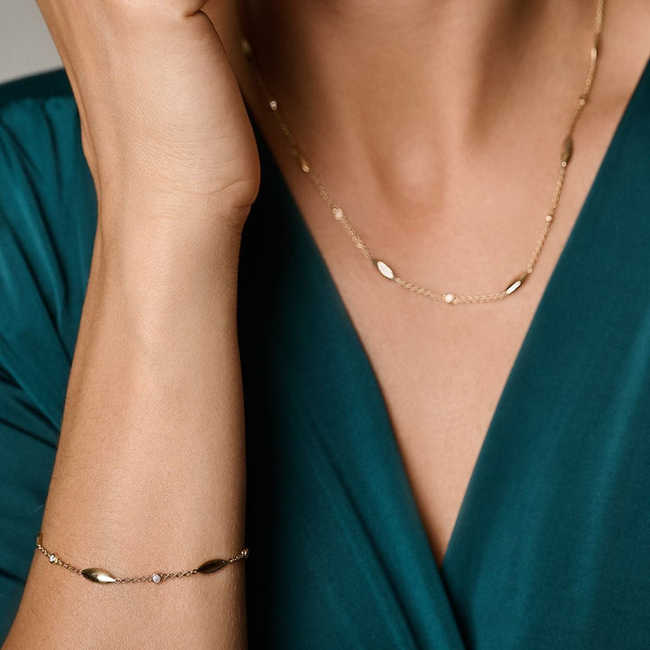 Nuran Leaves 14kt Armband 0.10ct W/SI ses på kvinde, elegant guldarmbånd med små diamanter. Model B2512-010-RG