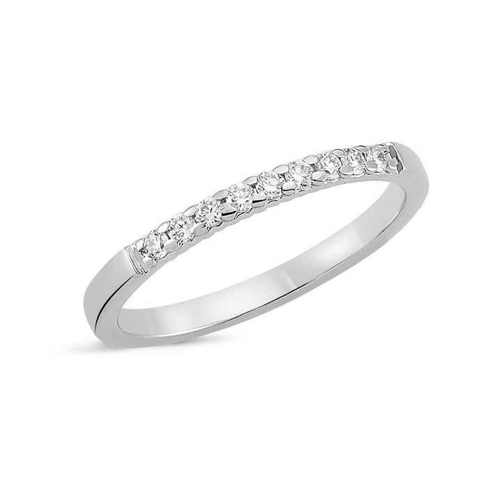 Nuran Lucca hvidgulds ring med diamanter, slank og elegant design med blank overflade. Model a2428-015hg-001