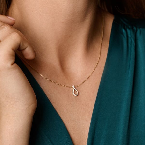 Nuran Mira 14kt halskæde 0.14ct W/SI vises på hals, elegant guld med diamantvedhæng. Model v2502-014rg-1.