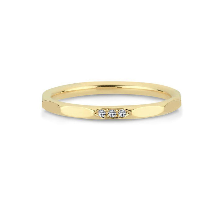 Nuran Noelle 14kt guld ring 0.015ct WSI med tre små diamanter i blank guldoverflade. Model a3065-0015rg-001-1