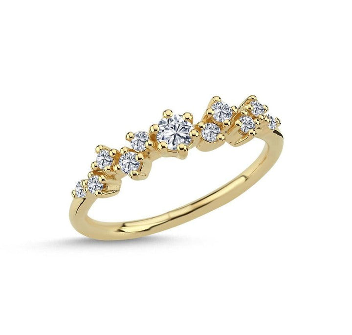 Nuran Twinkle Ring med diamanter, elegant guldring med facetslebne diamanter på hvid baggrund. Model a2121-026-001