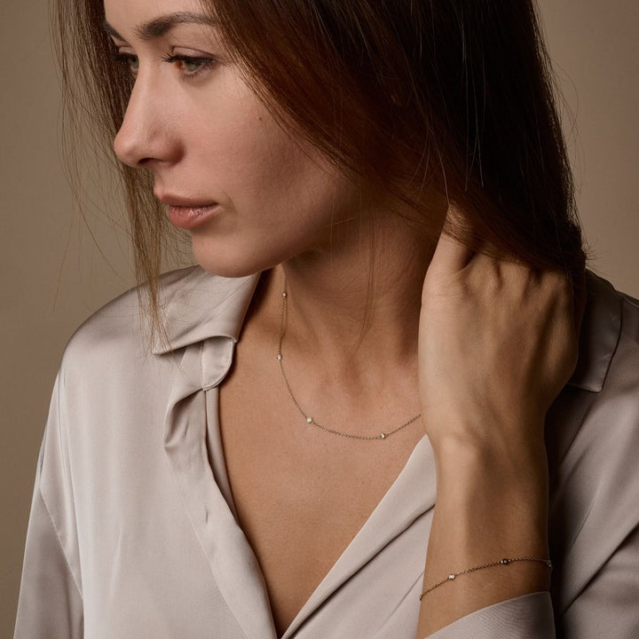 Nuran Zoe 14kt halskæde med brillanter vises på kvinde, elegant og diskret rosaguld. Model V1002-0175-RG