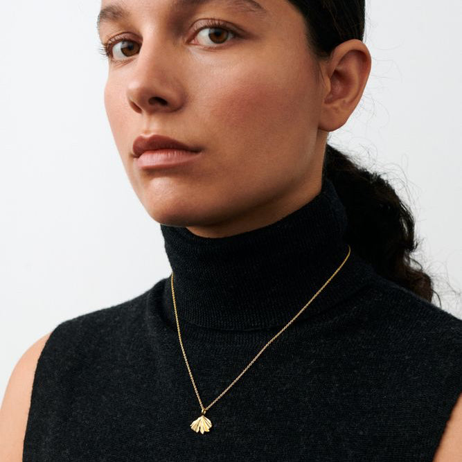 Pernille Corydon Autumn Leaf halskæde i forgyldt sølv vises båret af model, Model N-497-GP-1