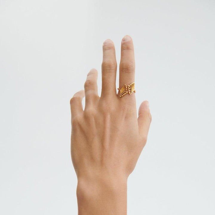 Pernille Corydon Ballerina sølv ring bæres på hånd, åben model med gylden farve, Model R-349-S-003