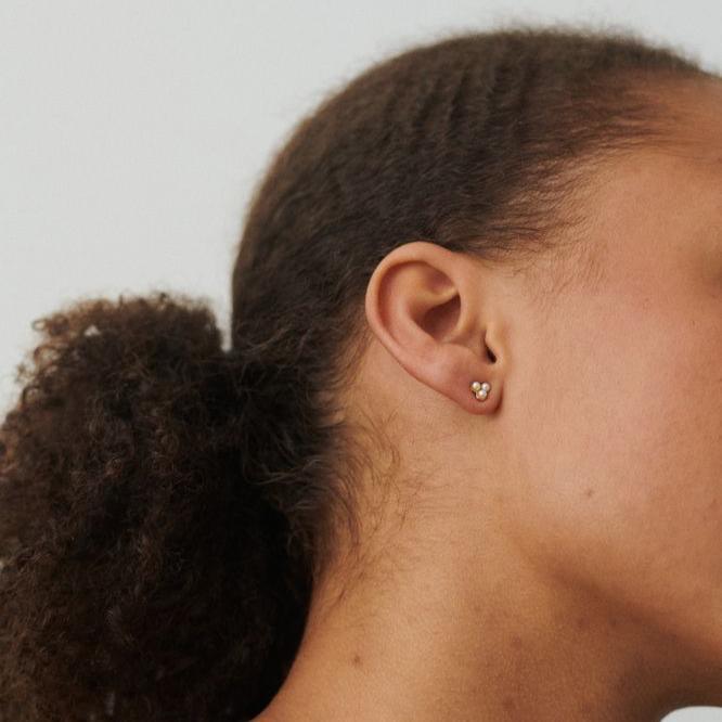 Pernille Corydon Bay sølv ørestikker med ferskvandsperler, vist på øre, Model E-446-S