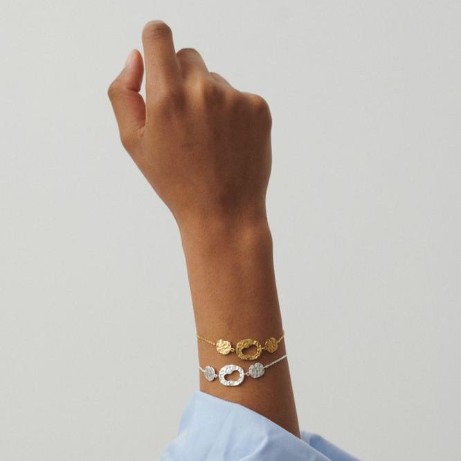 Pernille Corydon Cloud Sølv Armbånd vises på håndled, elegant design i sølv. Model B-566-S.