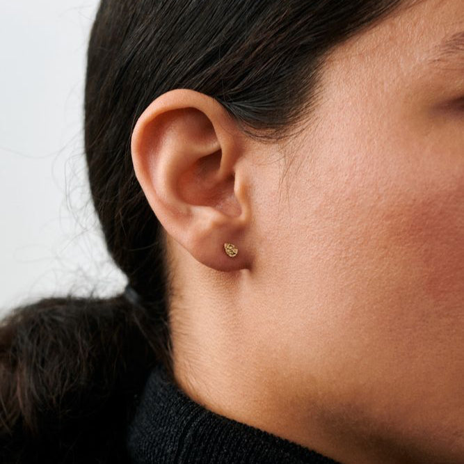 Pernille Corydon Drop Nature ørestik i forgyldt vises på øre, enkel og elegant stil. Model E-393-GP-1