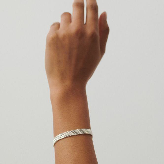 Pernille Corydon Eloise Sølv Armbånd vist på håndled i neutral baggrund. Model B-727-S.