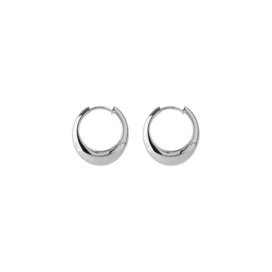 Pernille Corydon Globe Huggies i sølv, stilrene og blanke creoler på hvid baggrund. Model E-401-S.