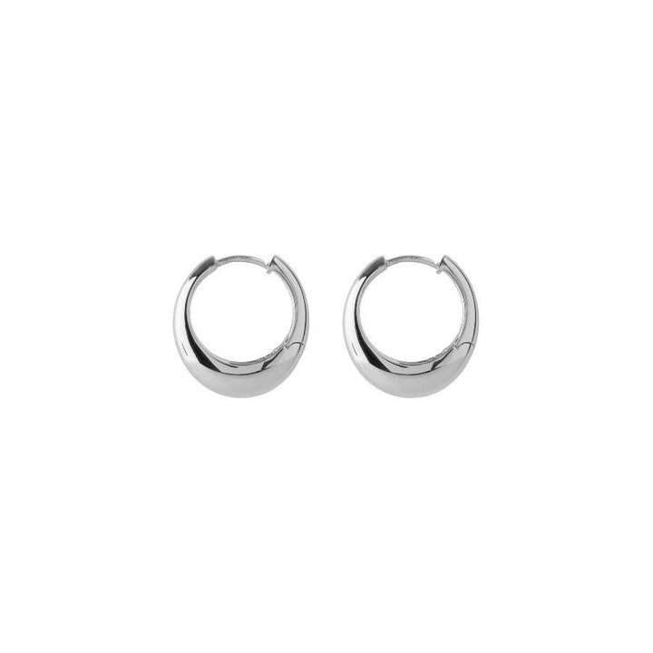 Pernille Corydon Globe Huggies i sølv, stilrene og blanke creoler på hvid baggrund. Model E-401-S.