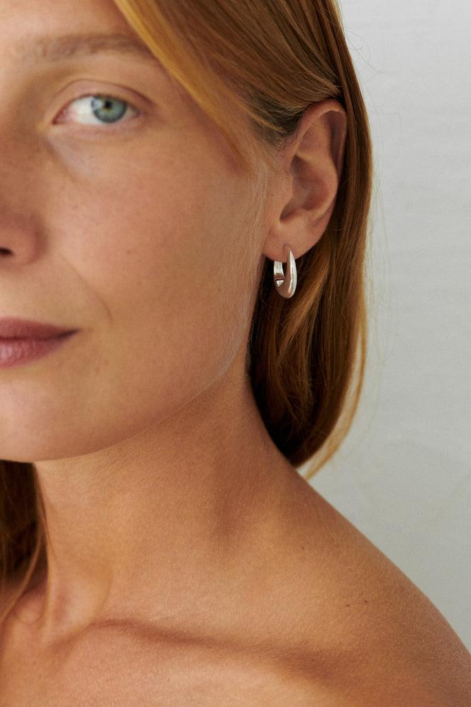 Pernille Corydon Globe Huggies i sølv båret af model, enkel og elegant stil. Model E-401-S