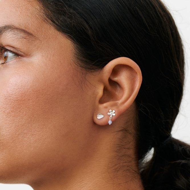 Pernille Corydon Meadow Ørestik Box i sølv vises i øret på model, blank finish og blomsterdetalje. Model C-121-S-1.