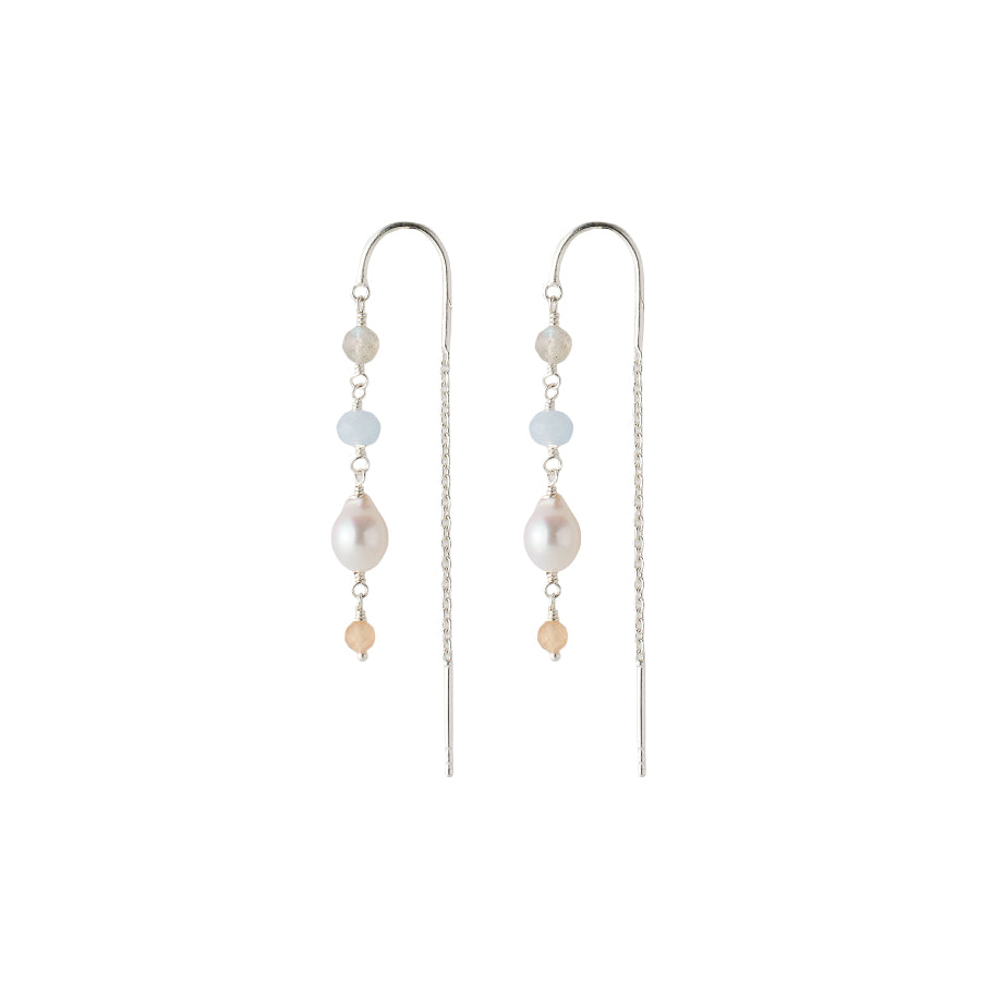 Pernille Corydon Mellow Blue Øreringe Sølv viser dråbeformede sølvøreringe med blå og perle detaljer. Model E-375-S.