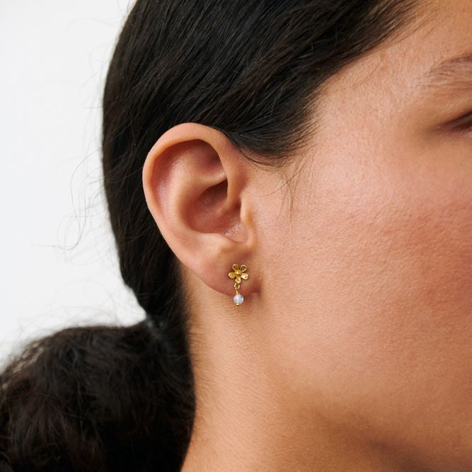 Pernille Corydon Moonstone Poppy ørestik i forgyldt sølv med blomsterdetalje og hvid sten, Model E-370-GP