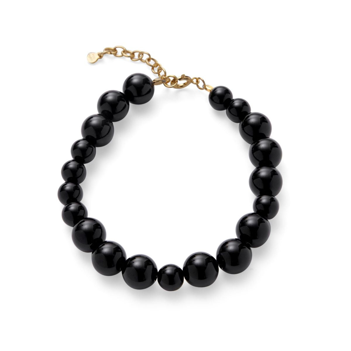 Pernille Corydon Night Sky armbånd med onyx viser et elegant armbånd af sorte perler og guldfarvet kæde. Model B-324-GP