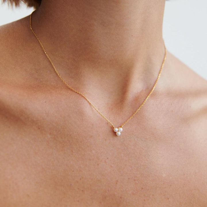 Pernille Corydon Ocean Bay forgyldt perle halskæde med små hvide perler på model. Model N-442-GP-1