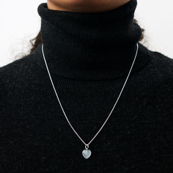 Pernille Corydon Ocean Love vedhæng i sølv vist på model med sort rullekrave. Model967S2